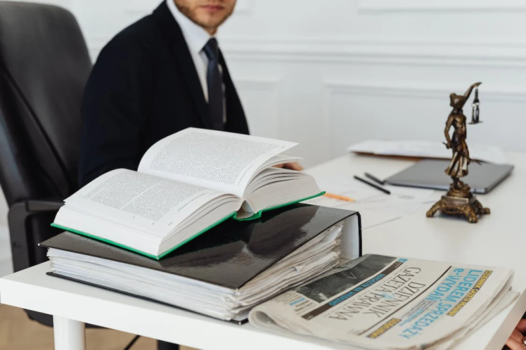 چه زمانی به وکیل مراجعه کنید؟